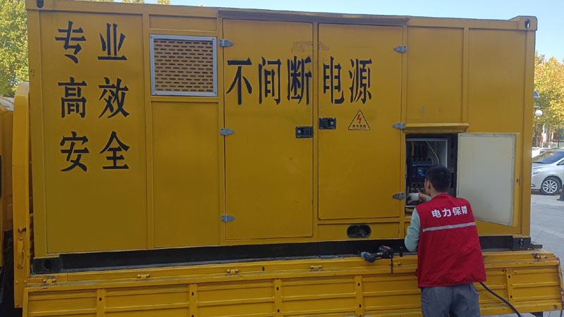 青河柴油发电机组和UPS电源配合使用时，如何避免切换过程中的电力中断？